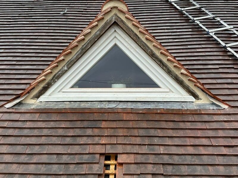 Lucarne remise en état et raccord de couverture repris en tuiles plates