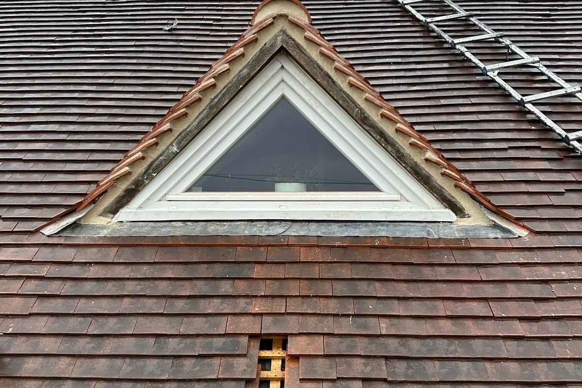 Lucarne remise en état et raccord de couverture repris en tuiles plates