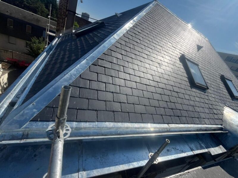 Toiture en ardoise refaite à neuf, arêtiers et faîtage en zinc