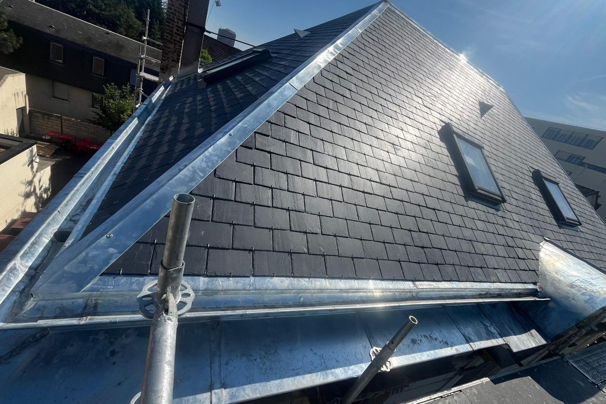 Toiture en ardoise refaite à neuf, arêtiers et faîtage en zinc