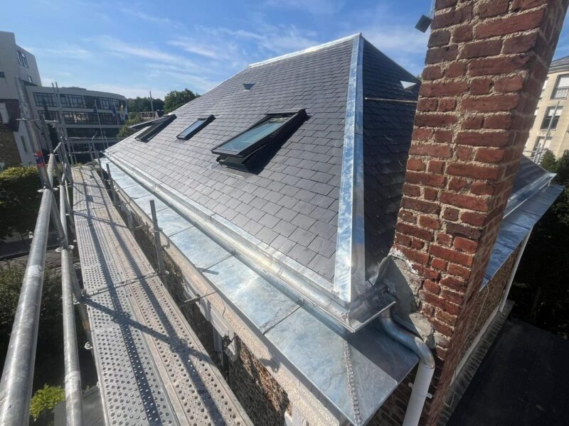 Couverture en ardoise avec habillage de souche et zinguerie neuve