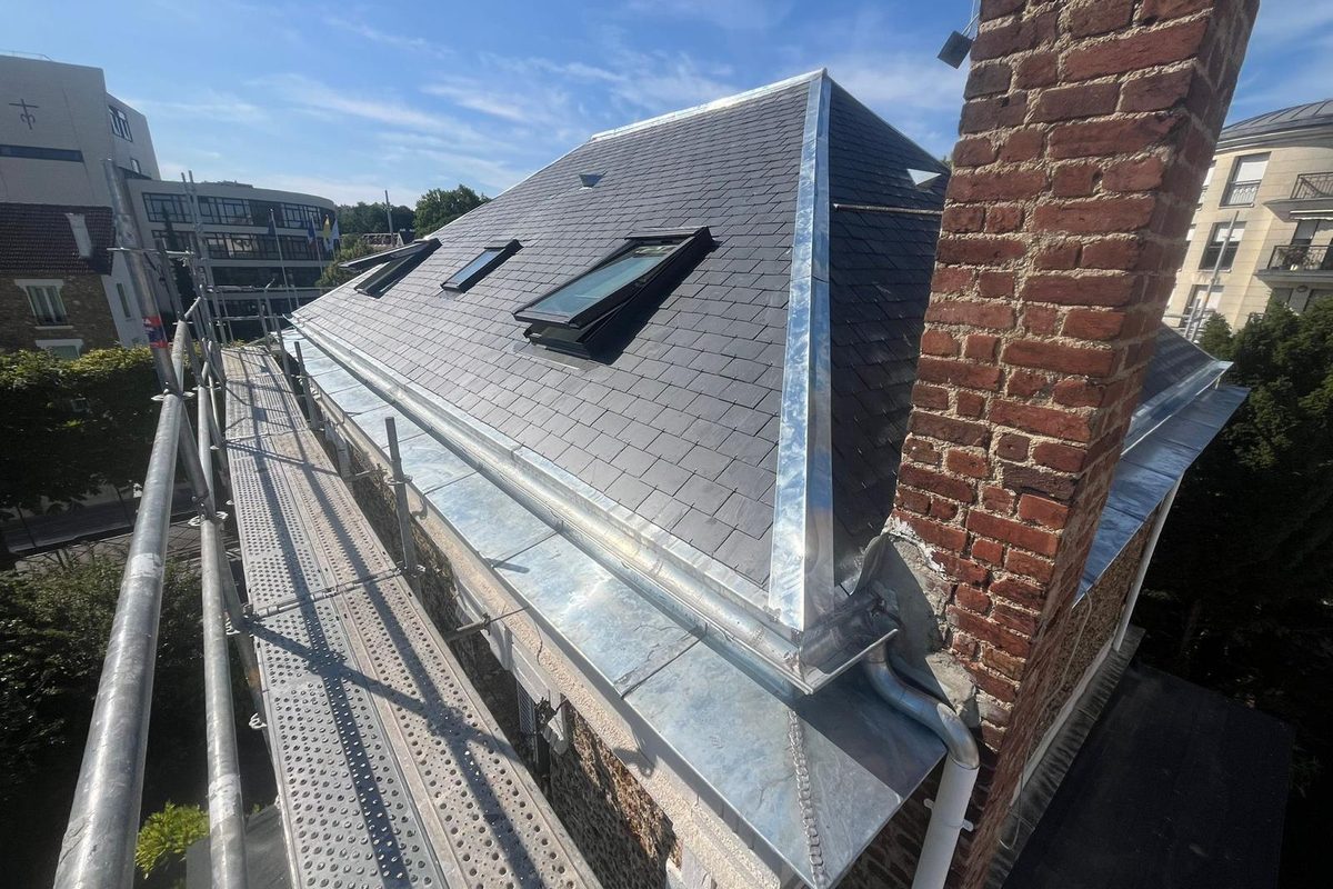 Couverture en ardoise avec habillage de souche et zinguerie neuve